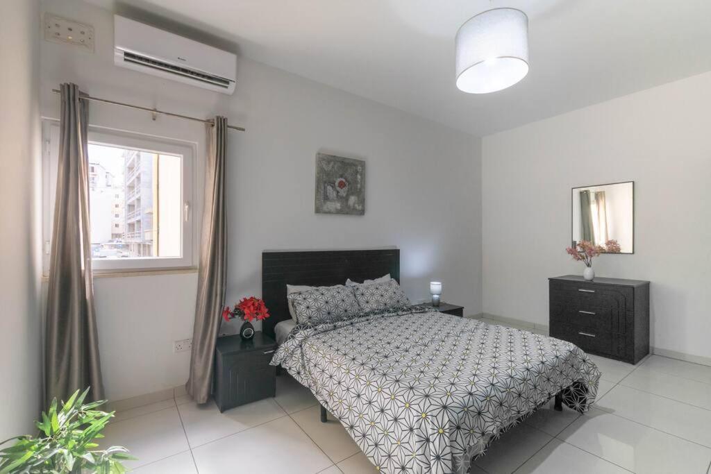 Modern Apt. Close To The Square เซนต์พอลส์เบย์ ภายนอก รูปภาพ